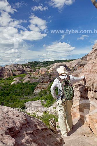  Homem observando a paisagem a partir de formação rochosa na Serra Branca - Parque Nacional Serra da Capivara  - São Raimundo Nonato - Piauí (PI) - Brasil