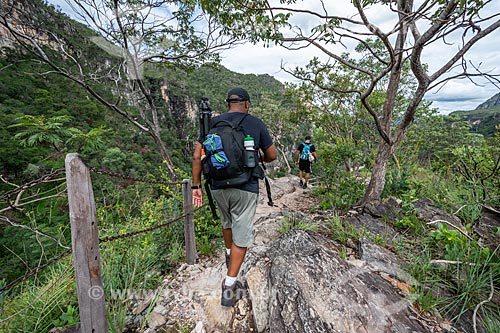  Homens na trilha da Cachoeira do Salto no Parque Nacional da Chapada dos Veadeiros  - Alto Paraíso de Goiás - Goiás (GO) - Brasil