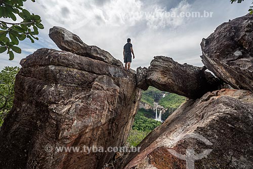  Homem observando a Cachoeira do Salto sobre o Mirante da Janela no Parque Nacional da Chapada dos Veadeiros  - Alto Paraíso de Goiás - Goiás (GO) - Brasil