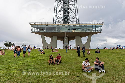  Pessoas no Jardim Burle Marx com a Torre de TV de Brasília ao fundo  - Brasília - Distrito Federal (DF) - Brasil