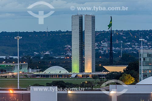  Vista da fachada do Congresso Nacional com com iluminação especial - verde e amarelo  - Brasília - Distrito Federal (DF) - Brasil