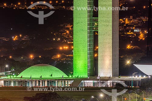  Vista da fachada do Congresso Nacional com com iluminação especial - verde e amarelo  - Brasília - Distrito Federal (DF) - Brasil