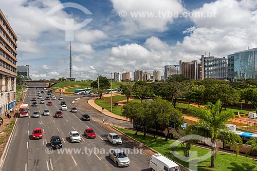  Tráfego em avenida no centro de Brasília com a Torre de TV de Brasília ao fundo  - Brasília - Distrito Federal (DF) - Brasil