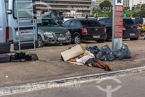  Morador de rua no centro de Brasília  - Brasília - Distrito Federal (DF) - Brasil