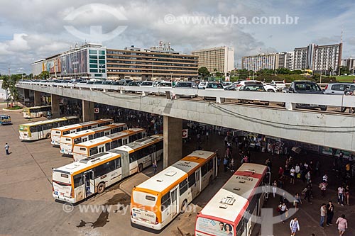  Ônibus na Plataforma Rodoviária de Brasília com prédios do centro de Brasília ao fundo  - Brasília - Distrito Federal (DF) - Brasil