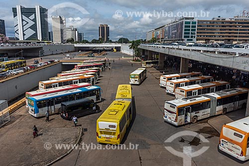  Ônibus na Plataforma Rodoviária de Brasília com prédios do centro de Brasília ao fundo  - Brasília - Distrito Federal (DF) - Brasil