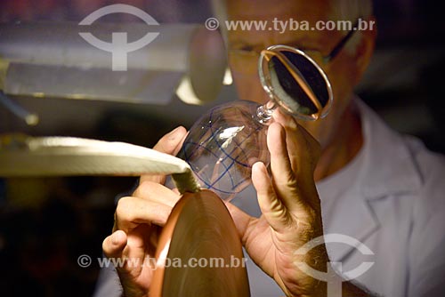  Demonstração de mestre artesão lapidando taça de cristal  - Gramado - Rio Grande do Sul (RS) - Brasil