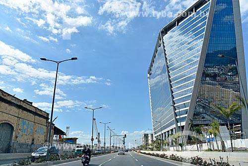  Tráfego na Avenida Rodrigues Alves com o Edifício Pátio Marítima à direita  - Rio de Janeiro - Rio de Janeiro (RJ) - Brasil