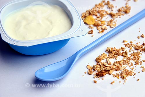  Detalhe de iogurte, colher e granola
  - Brasil