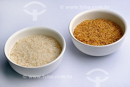  Detalhe de grãos de arroz branco e arroz integral  - Brasil