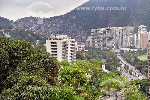  Tráfego na Autoestrada Lagoa-Barra com edifícios residenciais e a Favela da Rocinha ao fundo  - Rio de Janeiro - Rio de Janeiro (RJ) - Brasil