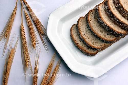  Detalhe de pão integral com panículas de trigo  - Brasil