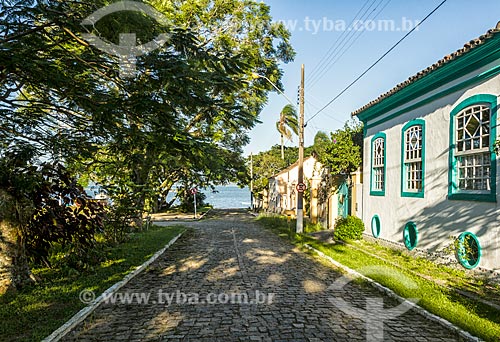  Vista de rua no distrito Enseada de Brito com a Baía Sul ao fundo  - Palhoça - Santa Catarina (SC) - Brasil
