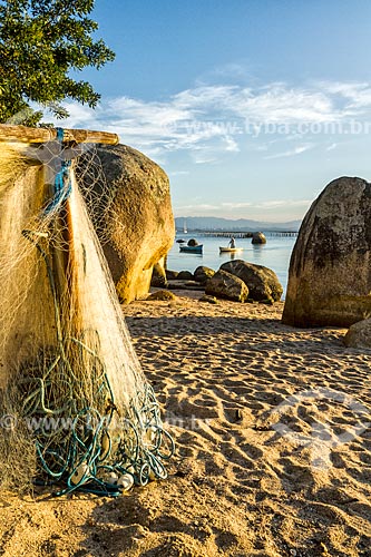  Rede de pesca secando ao sol na Praia de Santo Antônio de Lisboa  - Florianópolis - Santa Catarina (SC) - Brasil