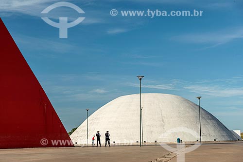  Detalhe do Monumento aos Direitos Humanos (2006) - à esquerda - com o Palácio da Música Belkiss Spenzièri (2006) - parte do Centro Cultural Oscar Niemeyer - ao fundo  - Goiânia - Goiás (GO) - Brasil