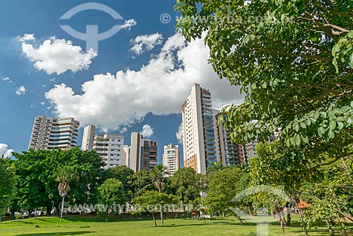  Vista do Jardim Zoológico de Goiânia com prédios da cidade de Goiânia ao fundo  - Goiânia - Goiás (GO) - Brasil