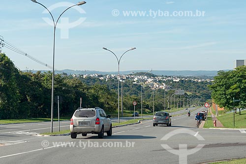  Tráfego na Avenida Deputado Jamel Cecílio  - Goiânia - Goiás (GO) - Brasil