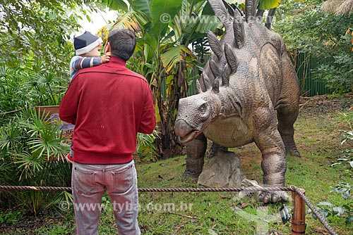  Detalhe de pai mostrando ao filho dinossauro animatrônico no parque temático Vale dos Dinossauros  - Foz do Iguaçu - Paraná (PR) - Brasil