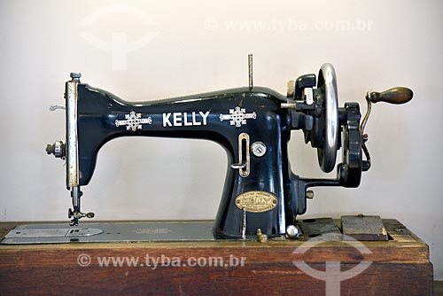  Detalhe de máquina de costura Kelly - modelo antigo  - Brasil