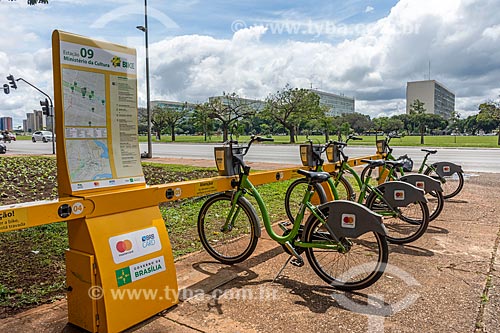  Detalhe de bicicletas na estação Ministério da Cultura de bicicletas públicas - para aluguel  - Brasília - Distrito Federal (DF) - Brasil