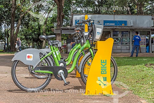  Detalhe de bicicletas na estação Ministério da Cultura de bicicletas públicas - para aluguel  - Brasília - Distrito Federal (DF) - Brasil