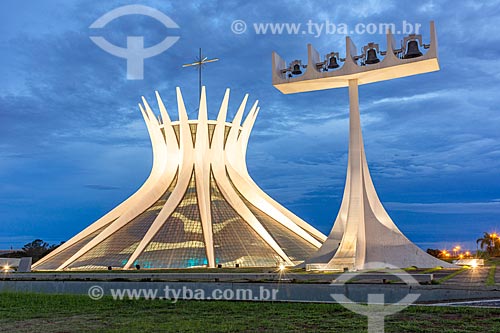  Fachada da Catedral Metropolitana de Nossa Senhora Aparecida (1958) - também conhecida como Catedral de Brasília - durante à noite  - Brasília - Distrito Federal (DF) - Brasil