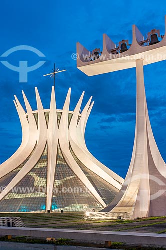  Fachada da Catedral Metropolitana de Nossa Senhora Aparecida (1958) - também conhecida como Catedral de Brasília - durante à noite  - Brasília - Distrito Federal (DF) - Brasil