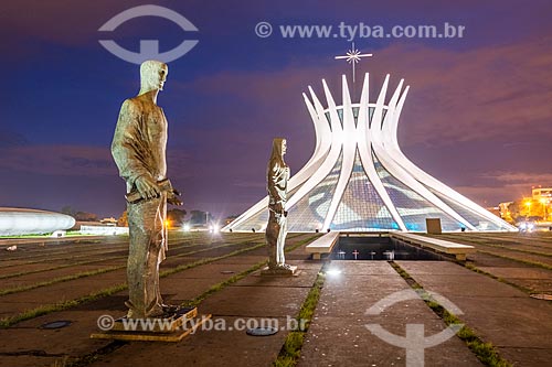  Escultura Os Evangelistas com o Catedral Metropolitana de Nossa Senhora Aparecida (1958) - também conhecida como Catedral de Brasília - durante a noite  - Brasília - Distrito Federal (DF) - Brasil