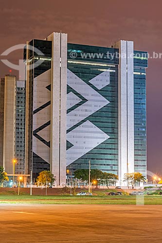  Fachada do Edifício Sede do Banco do Brasil durante a noite  - Brasília - Distrito Federal (DF) - Brasil