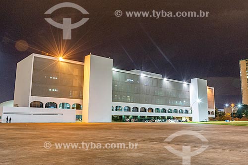  Fachada da Biblioteca Nacional Leonel de Moura Brizola (2006) - parte do Complexo Cultural da República João Herculino - durante a noite  - Brasília - Distrito Federal (DF) - Brasil