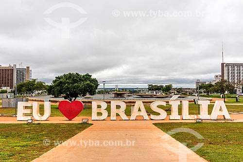  Detalhe de letreiro com os dizeres: Eu Amo Brasília no Jardim Burle Marx  - Brasília - Distrito Federal (DF) - Brasil