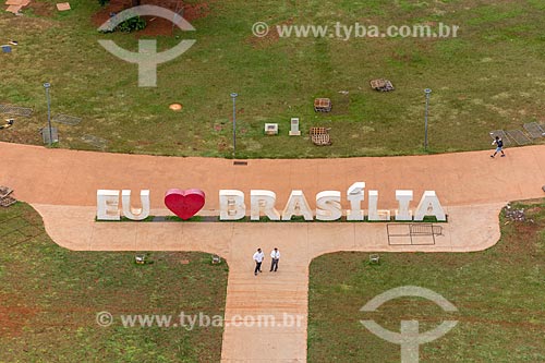  Vista de letreiro com os dizeres: Eu Amo Brasília no Jardim Burle Marx a partir da Torre de TV de Brasília  - Brasília - Distrito Federal (DF) - Brasil