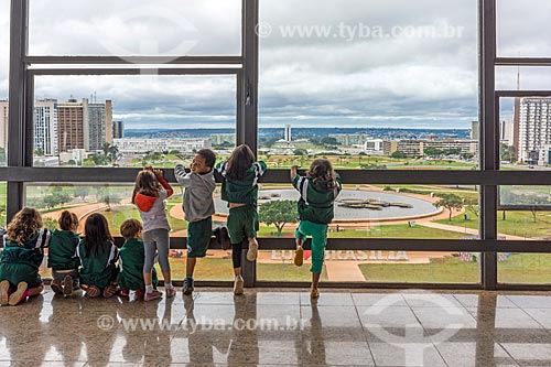  Alunos durante passeio escolar no mirante da Torre de TV de Brasília  - Brasília - Distrito Federal (DF) - Brasil