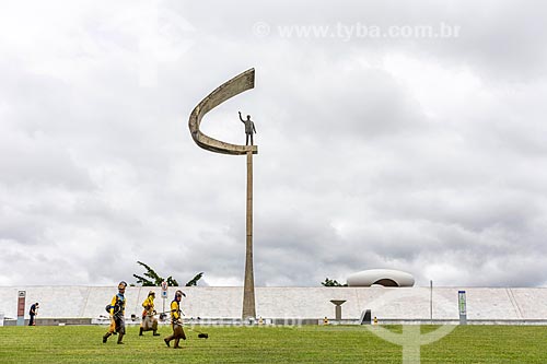  Funcionário que fazem o corte de grama em frente ao Memorial JK  - Brasília - Distrito Federal (DF) - Brasil