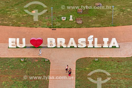  Vista de letreiro com os dizeres: Eu Amo Brasília no Jardim Burle Marx a partir da Torre de TV de Brasília  - Brasília - Distrito Federal (DF) - Brasil