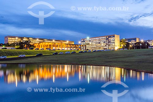  Vista do Palácio do Itamaraty - à esquerda - com a Esplanada dos Ministérios durante o anoitecer  - Brasília - Distrito Federal (DF) - Brasil