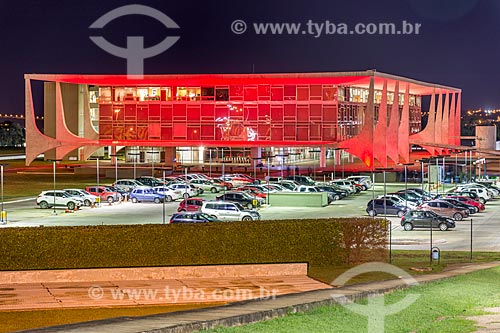  Fachada do Palácio do Planalto - sede do governo do Brasil - com iluminação especial - vermelha  - Brasília - Distrito Federal (DF) - Brasil