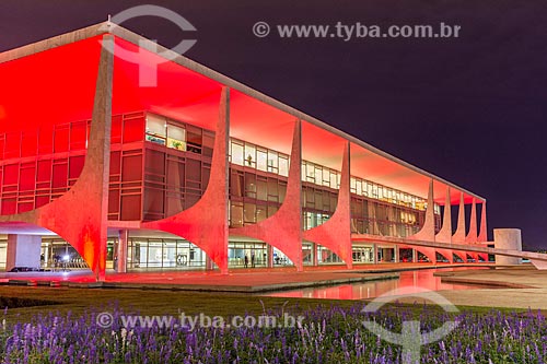 Fachada do Palácio do Planalto - sede do governo do Brasil - com iluminação especial - vermelha  - Brasília - Distrito Federal (DF) - Brasil