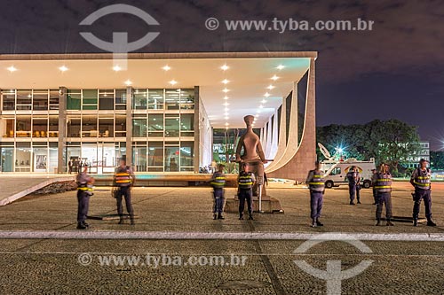  Detalhe da escultura A justiça com o Supremo Tribunal Federal - sede do Poder Judiciário  - Brasília - Distrito Federal (DF) - Brasil