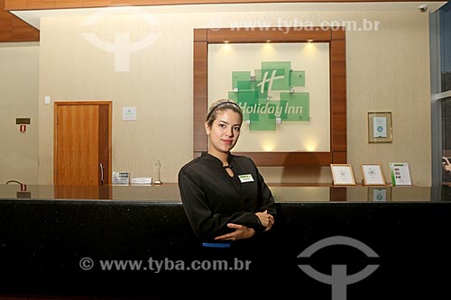  Refugiada Venezuelana trabalhando legalmente como recepcionista em hotel no Brasil  - Manaus - Amazonas (AM) - Brasil