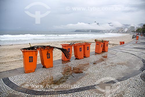  Vista da orla da Praia de Ipanema durante a chuva  - Rio de Janeiro - Rio de Janeiro (RJ) - Brasil