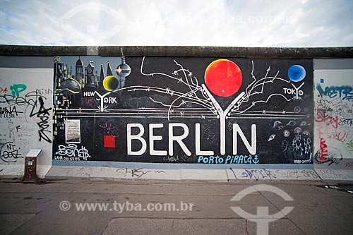  Detalhe de grafite em parte do Muro de Berlim ainda de pé  - Berlim - Berlim - Alemanha