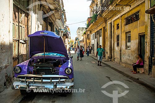  Carro antigo (anos 50) em rua da cidade de Havana  - Havana - Província de Ciudad de La Habana - Cuba