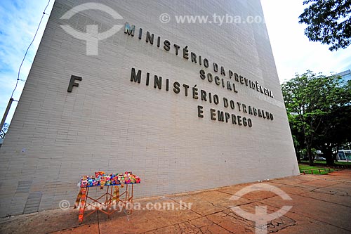  Vendedor ambulante de doces em frente à sede do Ministério do Previdência Social e Trabalho
  - Brasília - Distrito Federal (DF) - Brasil