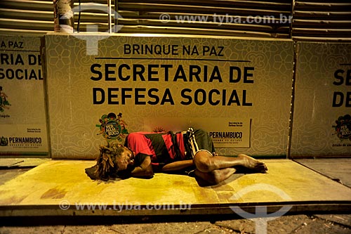  Morador de rua dormindo próximo ao anúncio da Secretaria de Defesa Social  - Recife - Pernambuco (PE) - Brasil