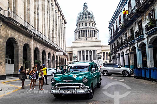  Carro antigo (anos 50) com o Edifício do Capitólio Nacional (1929) - antiga sede do governo de Cuba até a Revolução Cubana em 1959 - atual Academia Cubana de Ciências ao fundo  - Havana - Província de Ciudad de La Habana - Cuba