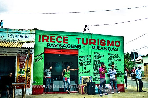  Agência de turismo em ponto de ônibus no sertão  - Irecê - Bahia (BA) - Brasil