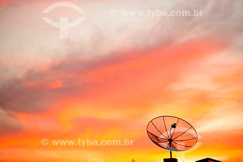  Vista de antena parabólica durante o pôr do sol  - Jacobina - Bahia (BA) - Brasil