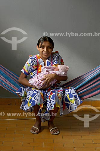  Refugiada Venezuelana da etnia Warao - moradora do abrigo instalado pela Prefeitura de Manaus com sua filha nascida em Manaus  - Manaus - Amazonas (AM) - Brasil