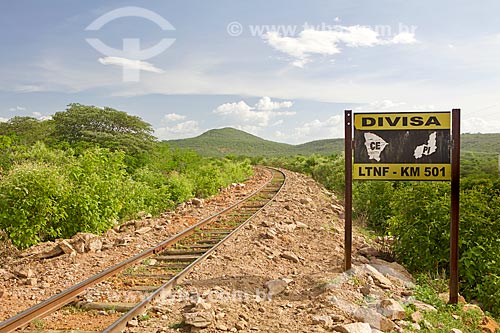 Trecho da estrada de ferro na divisa entre Ceará e Piauí com a Serra de Ibiapaba ao fundo  - Crateús - Ceará (CE) - Brasil